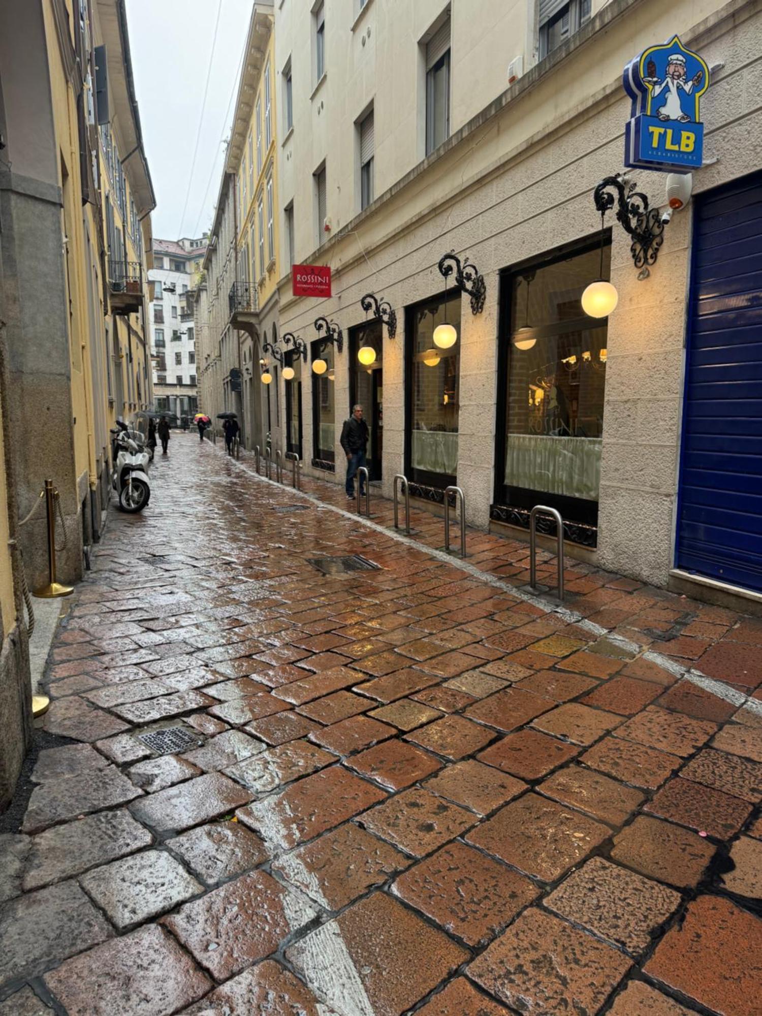 Free 30 Minutes Preemptive Cognitive Disconnect Therapy Price Location Real Duomo Palace Mini Suite Milan Exterior photo