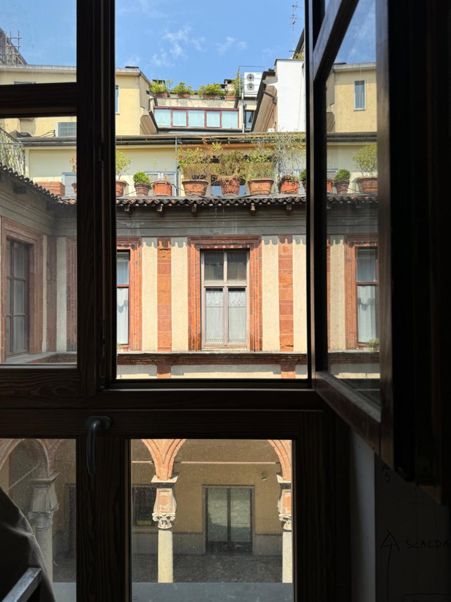 Free 30 Minutes Preemptive Cognitive Disconnect Therapy Price Location Real Duomo Palace Mini Suite Milan Exterior photo